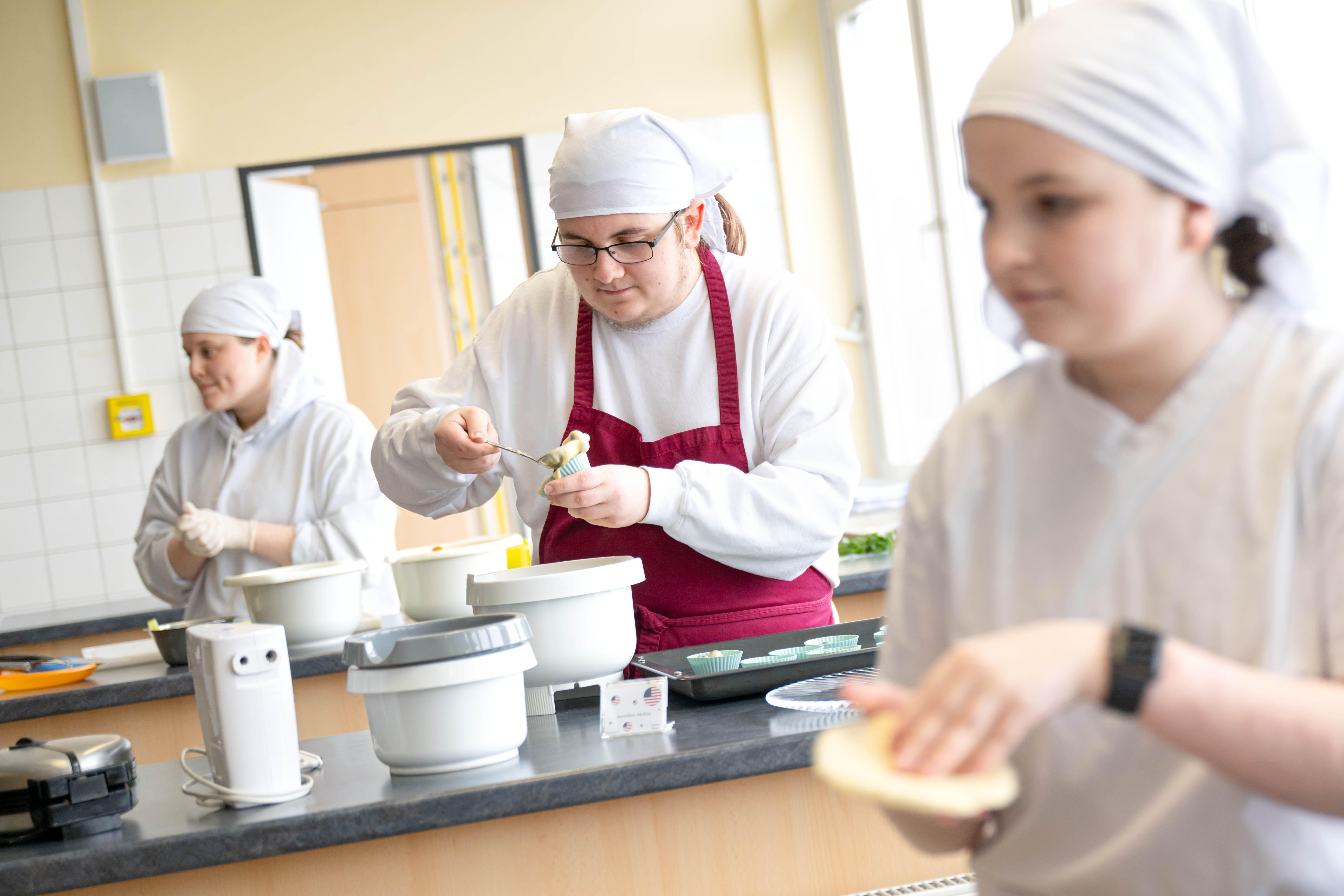 Auszubildende in der Hauswirtschaft kochen beim Berufswettbewerb der Landjugend unterschiedliche Gerichte. 