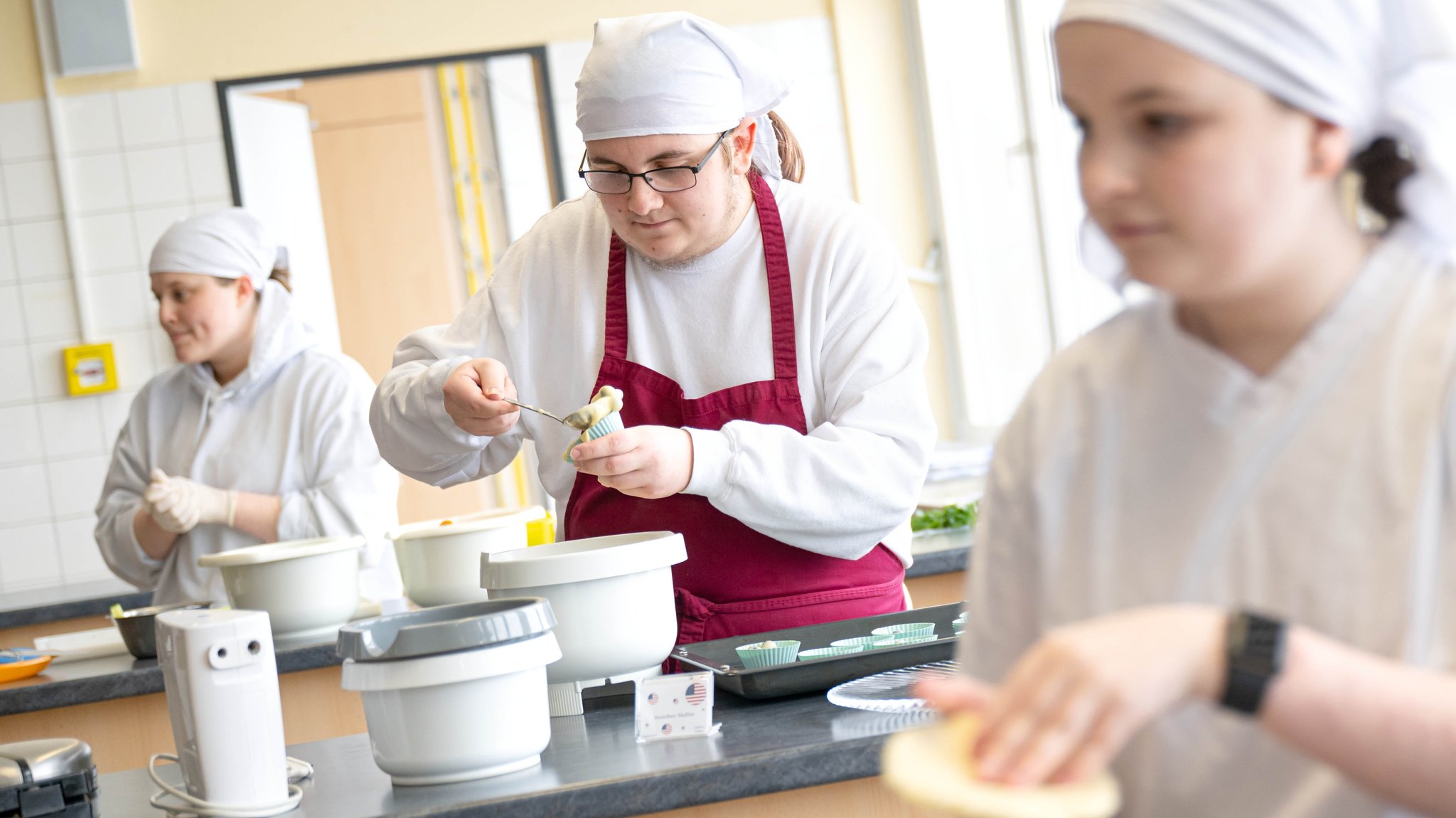 Auszubildende in der Hauswirtschaft kochen beim Berufswettbewerb der Landjugend unterschiedliche Gerichte. 