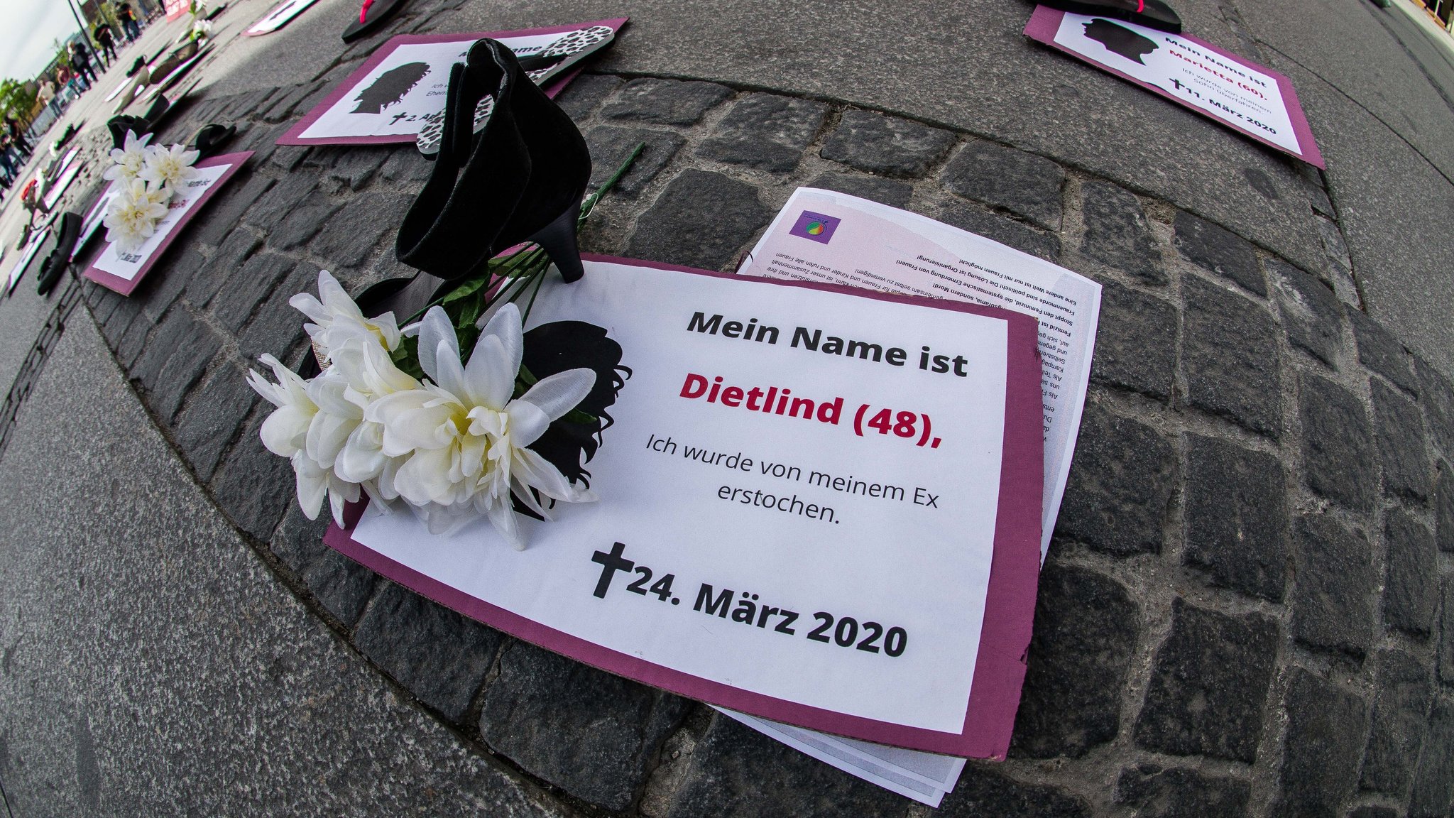 Bei einer Aktion von 'Gewalt an Frauen hat System" haben Protestierende im Mai 2020 am Münchner Stachus Femizide sichtbar gemacht. 