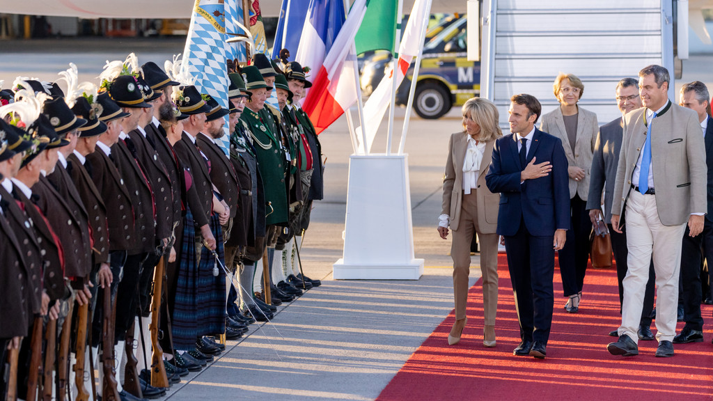 Ankunft von Präsident Macron zum G7-Gipfel am Flughafen München Franz Josef Strauß. München, 25.06.2022
