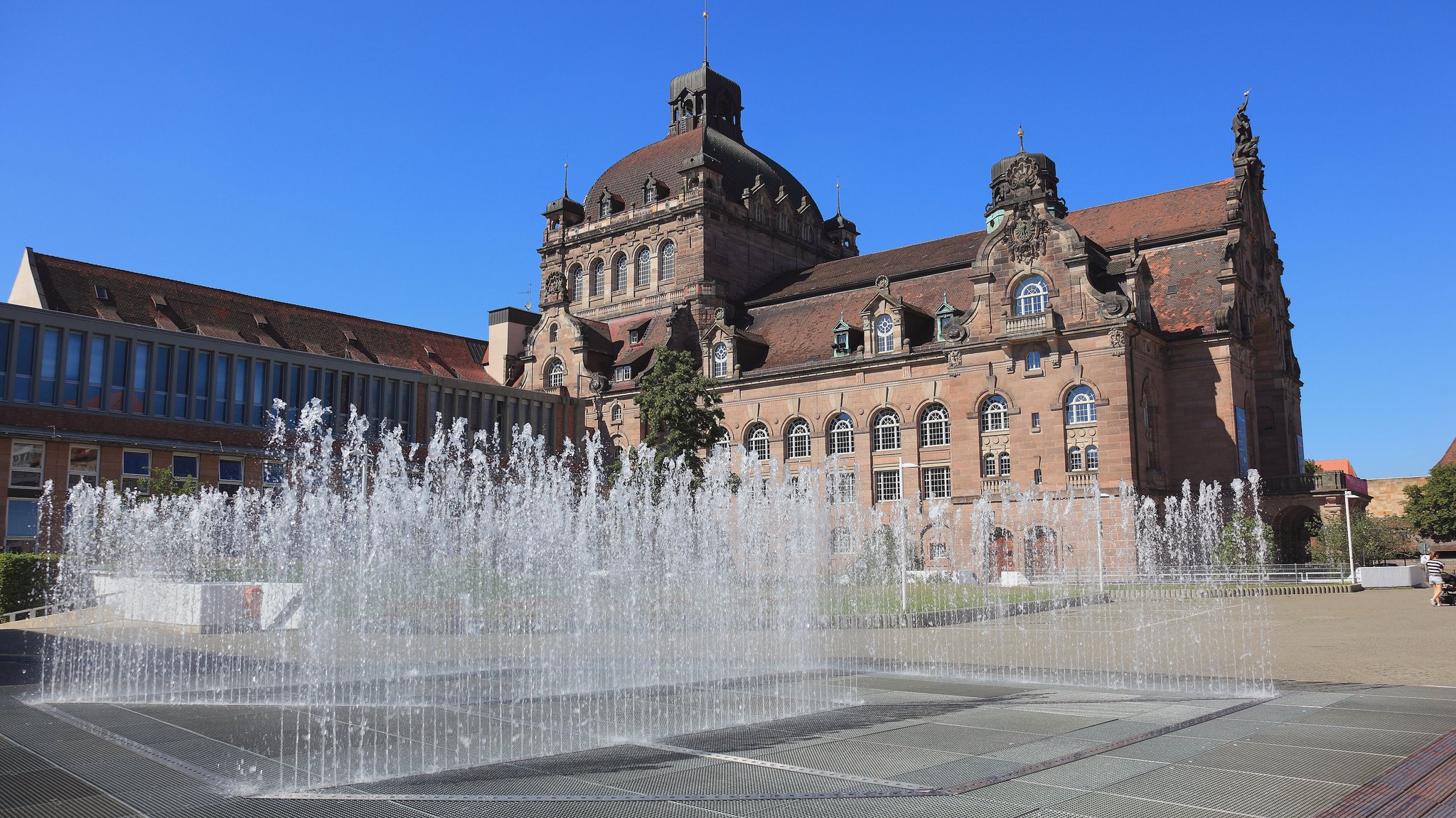 Blick auf das Gebäude mit einem Springbrunnen im Vordergrund 