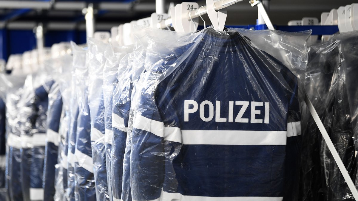 Verpackte Einsatzkleidung der Polizei hängt im Logistikzentrum Niedersachsen (LZN). Von dort aus wurde bislang auch die bayerische Polizei mit Kleidung versorgt. 