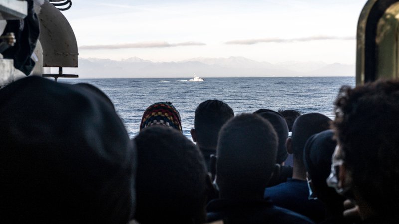 10.11.2022: Die französische Küstenwache nähert sich dem humanitären Schiff Ocean Viking. 