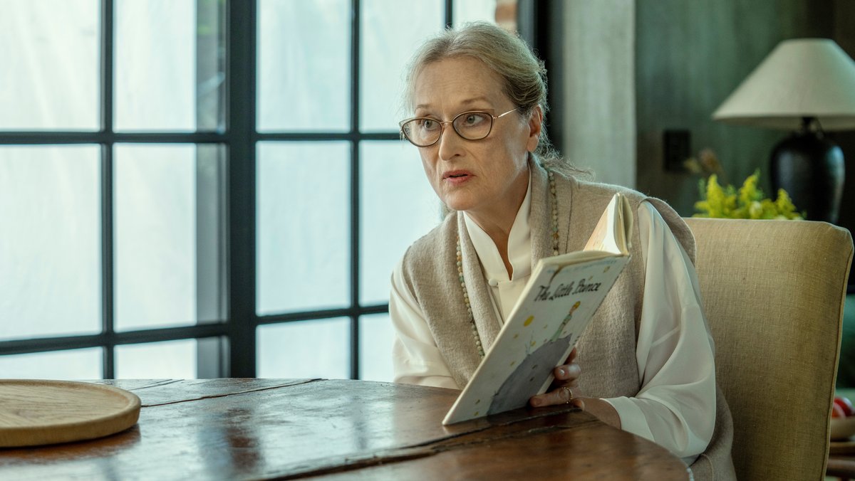 Meryl Streep liest in einer Szene aus der AppleTV-Serie "Extrapolations" aus dem Buch "Der kleine Prinz" vor und schaut dabei an der Kamera vorbei.