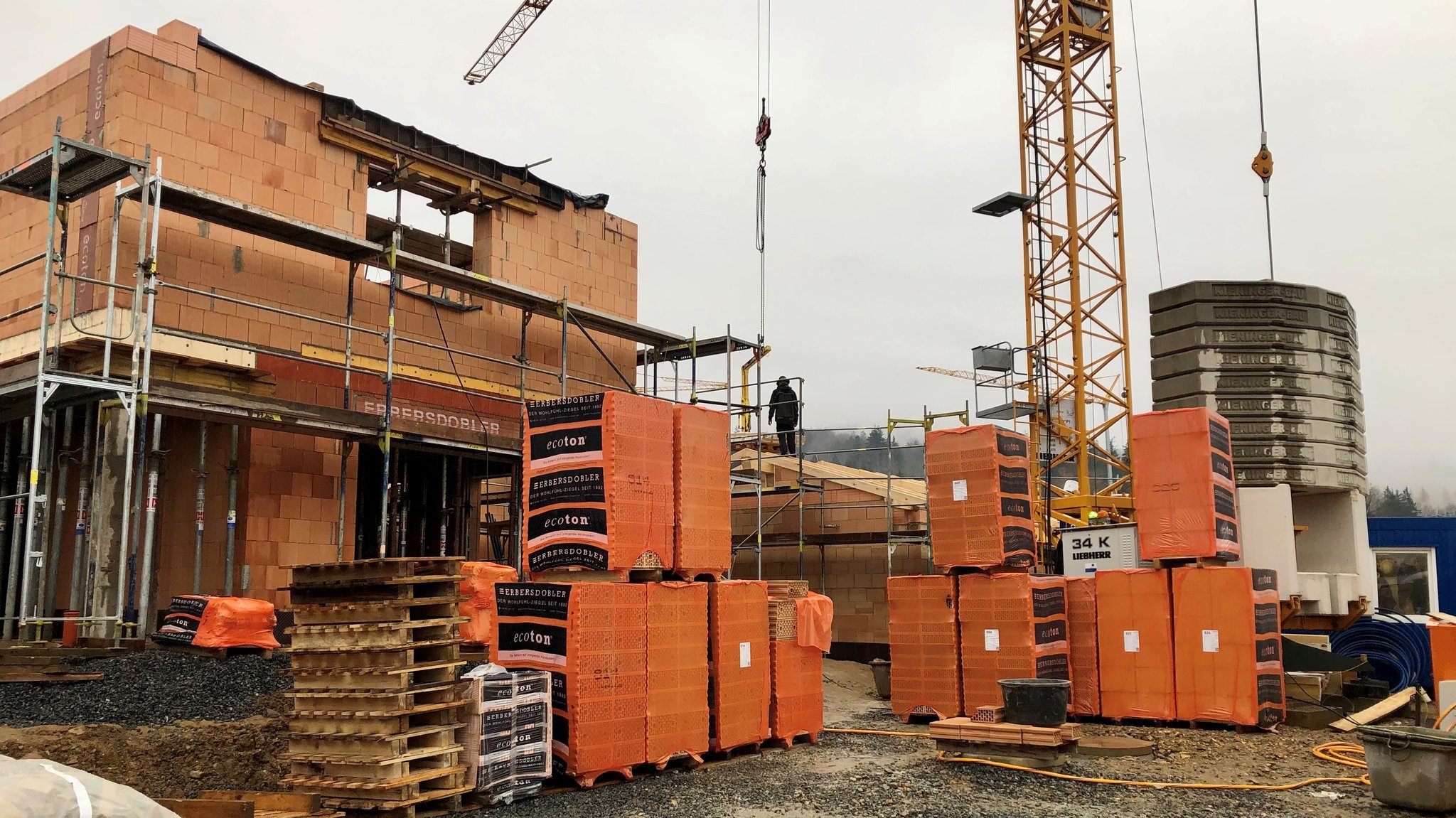 Eine Baustelle, auf der ein Haus gebaut wird