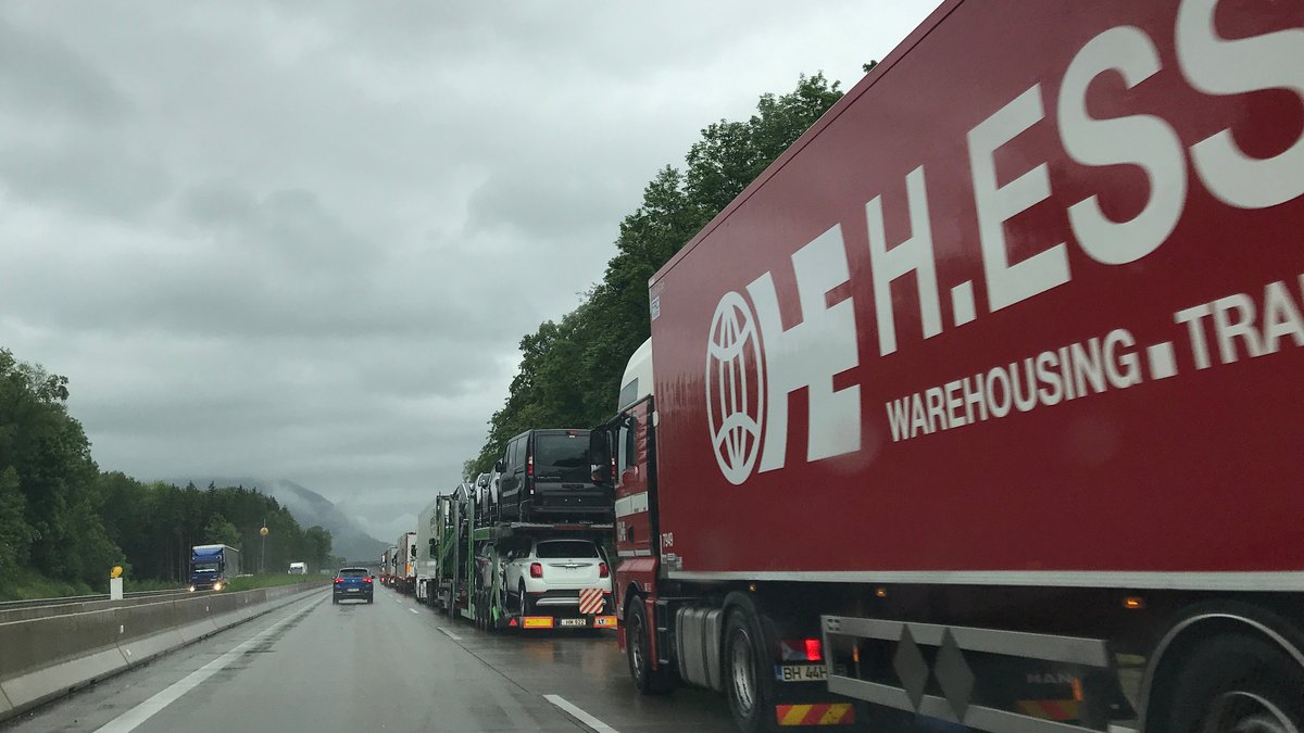 LKW-Stau bei Blockabfertigung am Grenzübergang zu Österreich