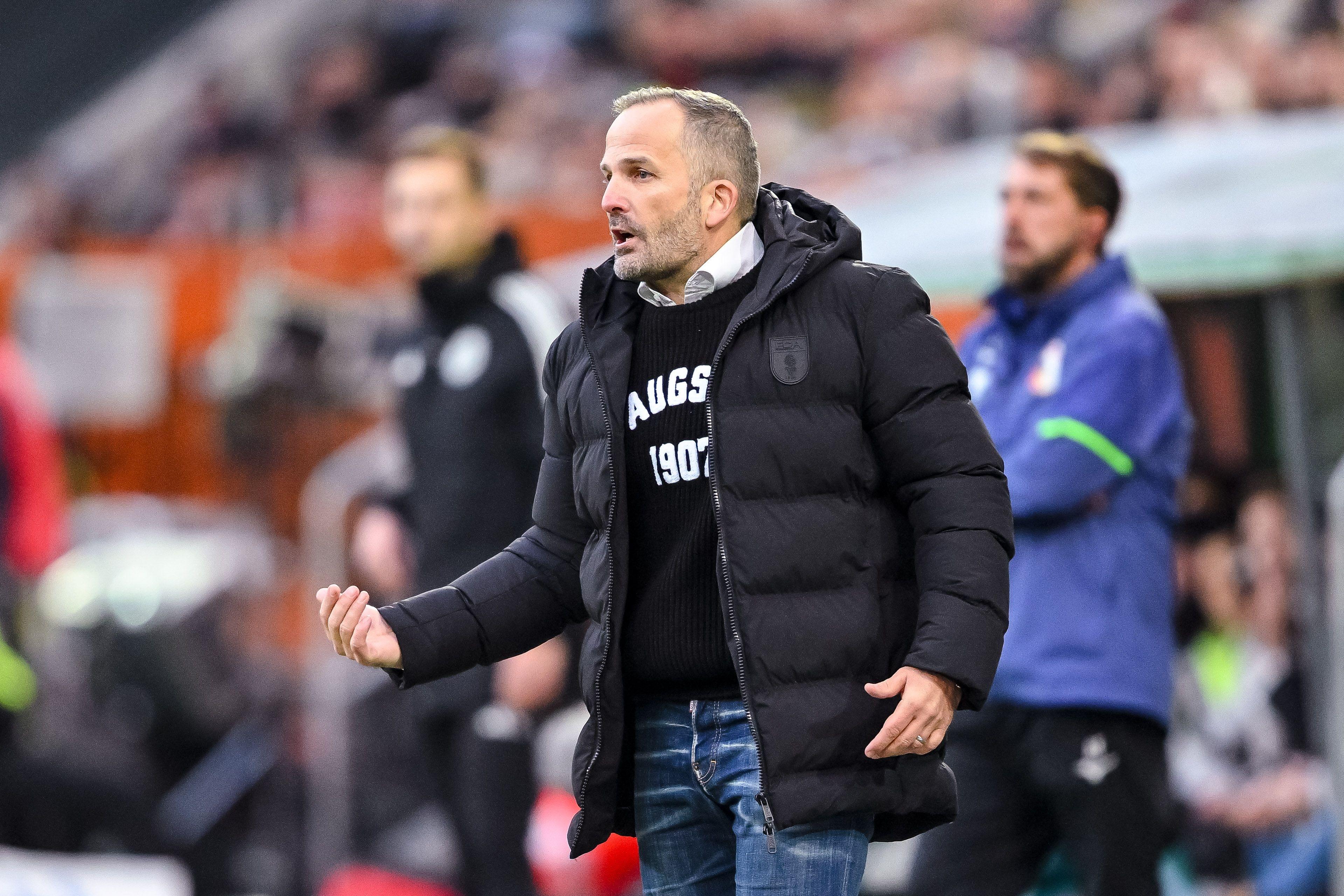 06.12.2025, Bayern, Augsburg: Fußball: Bundesliga, FC Augsburg - Bayer Leverkusen, 13. Spieltag, WWK-Arena. Trainer Manuel Baum (FC Augsburg) gestikuliert. (zu dpa: «Baums Top-Comeback in Augsburg - Bayer im Alu-Pech») Foto: Harry Langer/dpa - WICHTIGER HINWEIS: Gemäß den Vorgaben der DFL Deutsche Fußball Liga bzw. des DFB Deutscher Fußball-Bund ist es untersagt, in dem Stadion und/oder vom Spiel angefertigte Fotoaufnahmen in Form von Sequenzbildern und/oder videoähnlichen Fotostrecken zu verwerten bzw. verwerten zu lassen. +++ dpa-Bildfunk +++