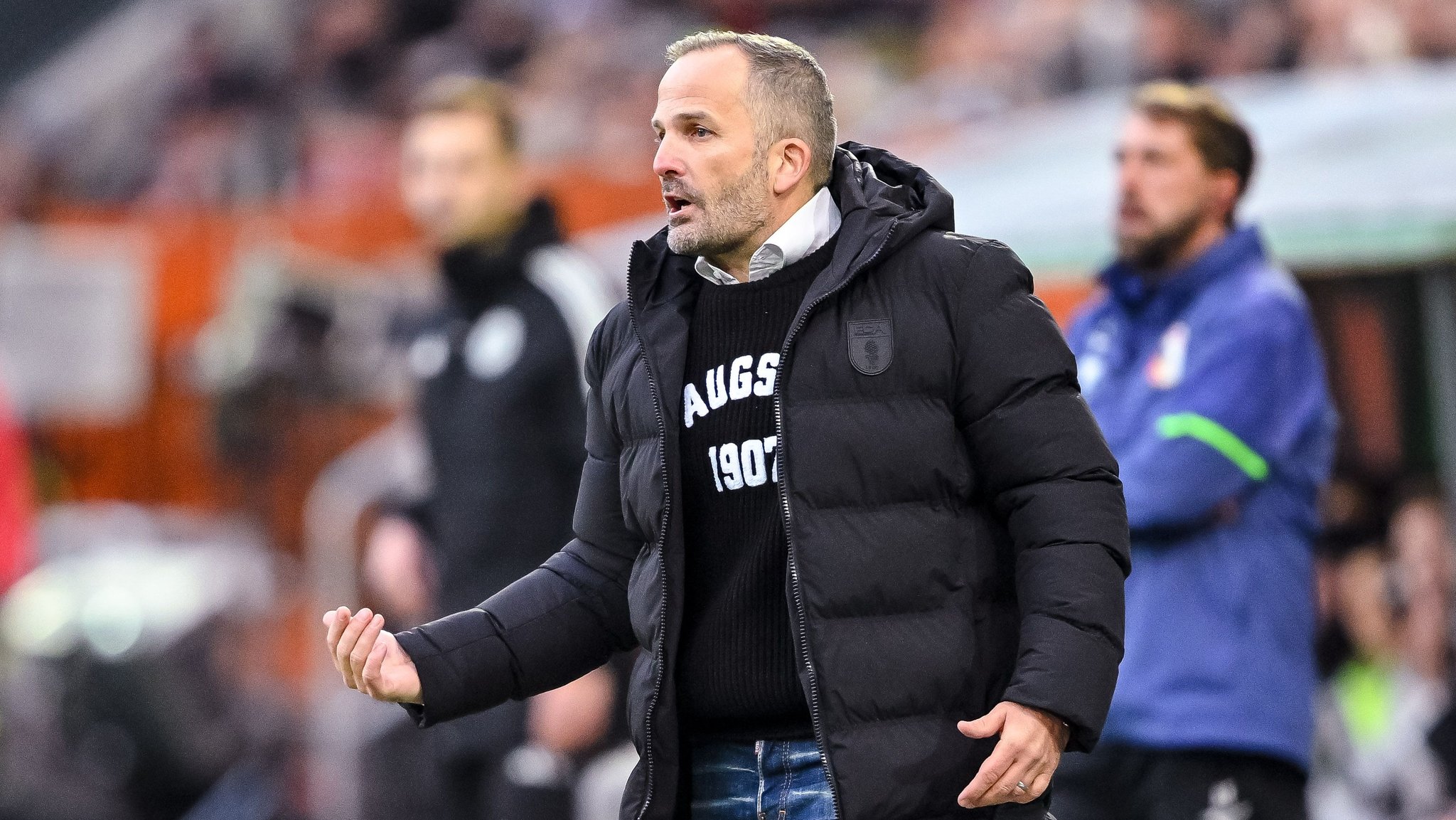 06.12.2025, Bayern, Augsburg: Fußball: Bundesliga, FC Augsburg - Bayer Leverkusen, 13. Spieltag, WWK-Arena. Trainer Manuel Baum (FC Augsburg) gestikuliert. (zu dpa: «Baums Top-Comeback in Augsburg - Bayer im Alu-Pech») Foto: Harry Langer/dpa - WICHTIGER HINWEIS: Gemäß den Vorgaben der DFL Deutsche Fußball Liga bzw. des DFB Deutscher Fußball-Bund ist es untersagt, in dem Stadion und/oder vom Spiel angefertigte Fotoaufnahmen in Form von Sequenzbildern und/oder videoähnlichen Fotostrecken zu verwerten bzw. verwerten zu lassen. +++ dpa-Bildfunk +++ | Bild: dpa-Bildfunk/Harry Langer 06.12.2025, Bayern, Augsburg: Fußball: Bundesliga, FC Augsburg - Bayer Leverkusen, 13. Spieltag, WWK-Arena. Trainer Manuel Baum (FC Augsburg) gestikuliert. (zu dpa: «Baums Top-Comeback in Augsburg - Bayer im Alu-Pech») Foto: Harry Langer/dpa - WICHTIGER HINWEIS: Gemäß den Vorgaben der DFL Deutsche Fußball Liga bzw. des DFB Deutscher Fußball-Bund ist es untersagt, in dem Stadion und/oder vom Spiel angefertigte Fotoaufnahmen in Form von Sequenzbildern und/oder videoähnlichen Fotostrecken zu verwerten bzw. verwerten zu lassen. +++ dpa-Bildfunk +++