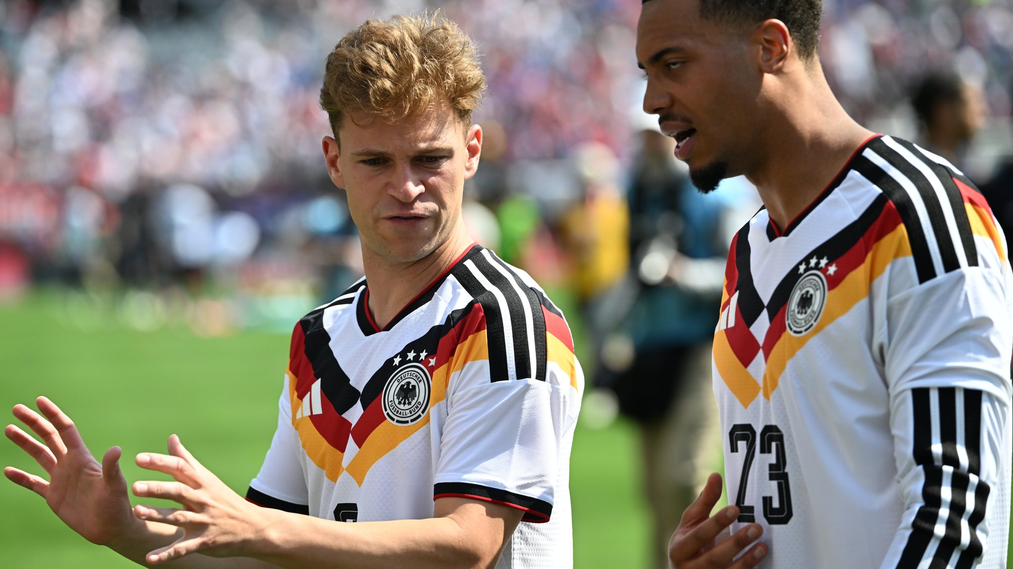 Führungsspieler Joshua Kimmich (links) im Gespräch mit Felix Nmecha (rechts)