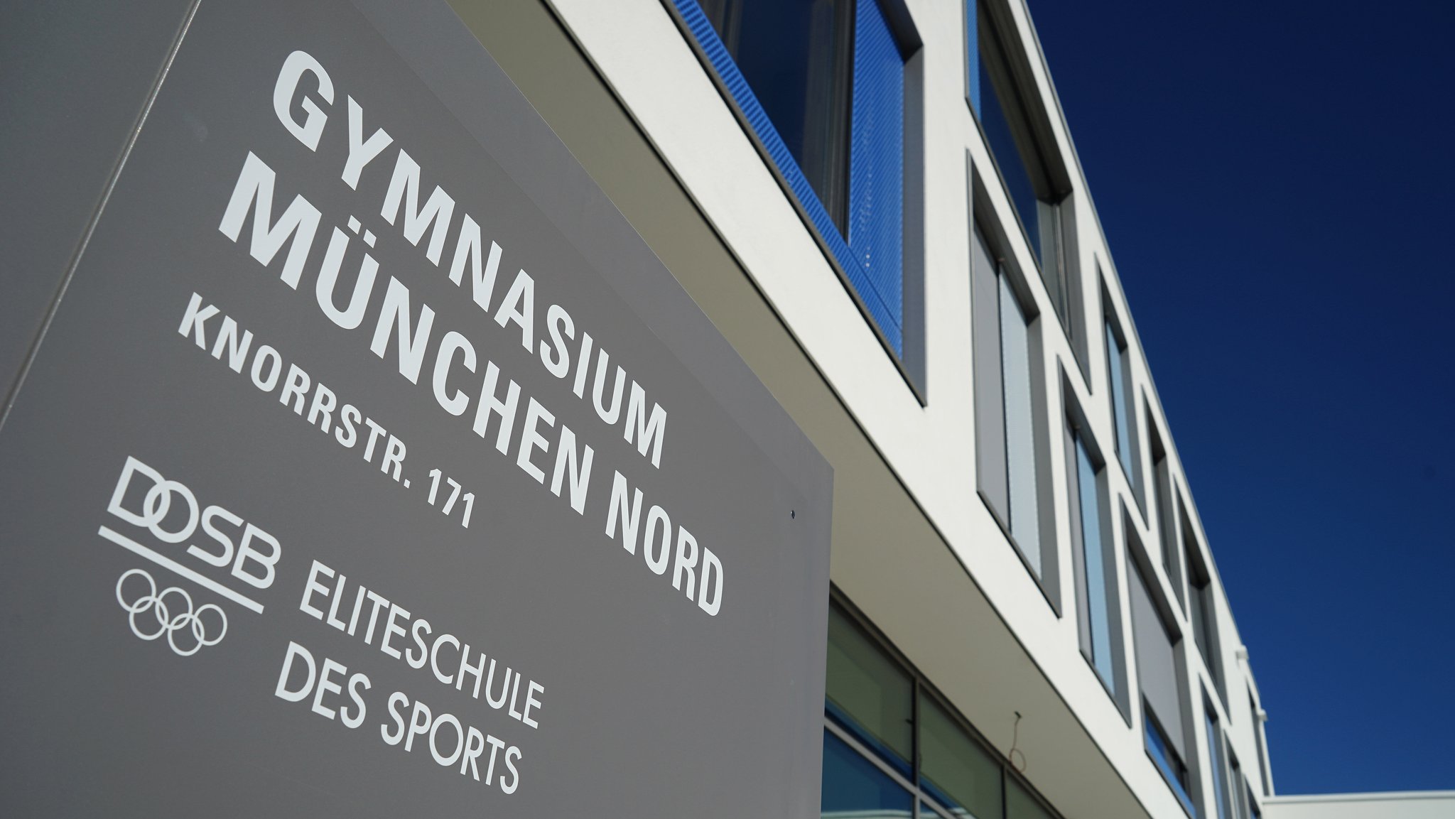Außenanlage des Gymnasiums München-Nord in der Knorrstraße im Münchener Stadtteil Milbertshofen-Am Hart.