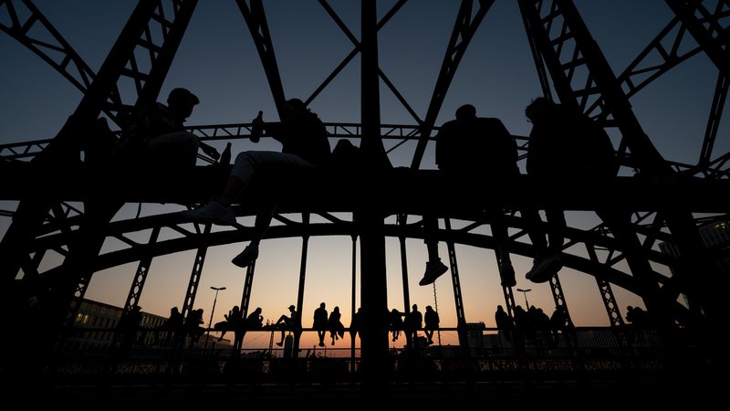 Archivbild (März 2023): Menschen auf der Hackerbrücke | Bild: picture alliance/dpa | Sven Hoppe Archivbild (März 2023): Menschen auf der Hackerbrücke