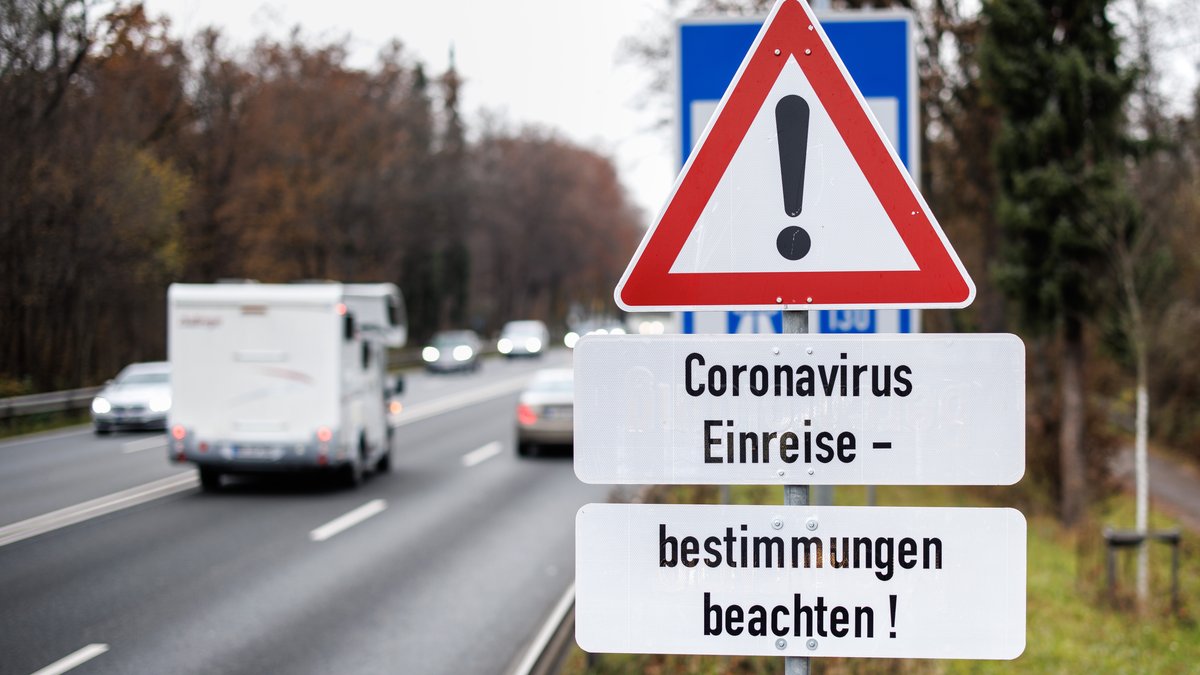 Ein Schild mit der Aufschrift «Coronavirus Einreisebestimmungen beachten!» ist an der Bundesstraße 304 in Richtung Deutschland an der Grenze "Saalachbrücke" zu sehen.