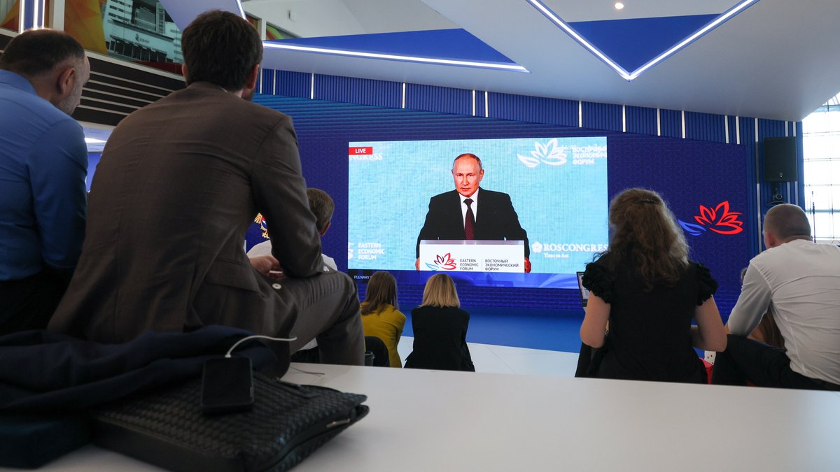 Der russische Präsident auf einem Bildschirm