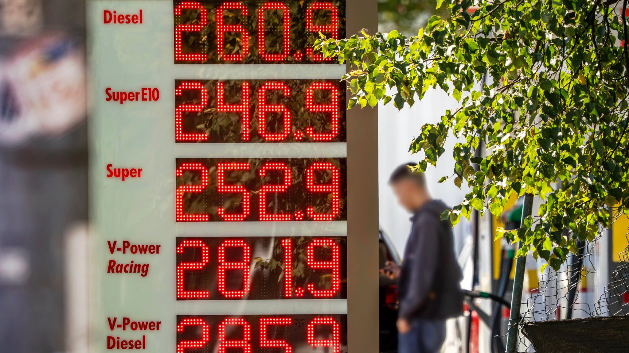 (Symbolbild) München, 15.9.26: Spritpreise an einer Tankstelle. | Bild: pa/Wolfgang Maria Weber (Symbolbild) München, 15.9.26: Spritpreise an einer Tankstelle.