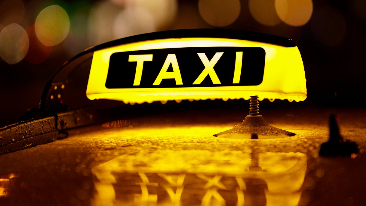 Beleuchtes "Taxi"-Zeichen auf einem Taxidach (Symbolbild)