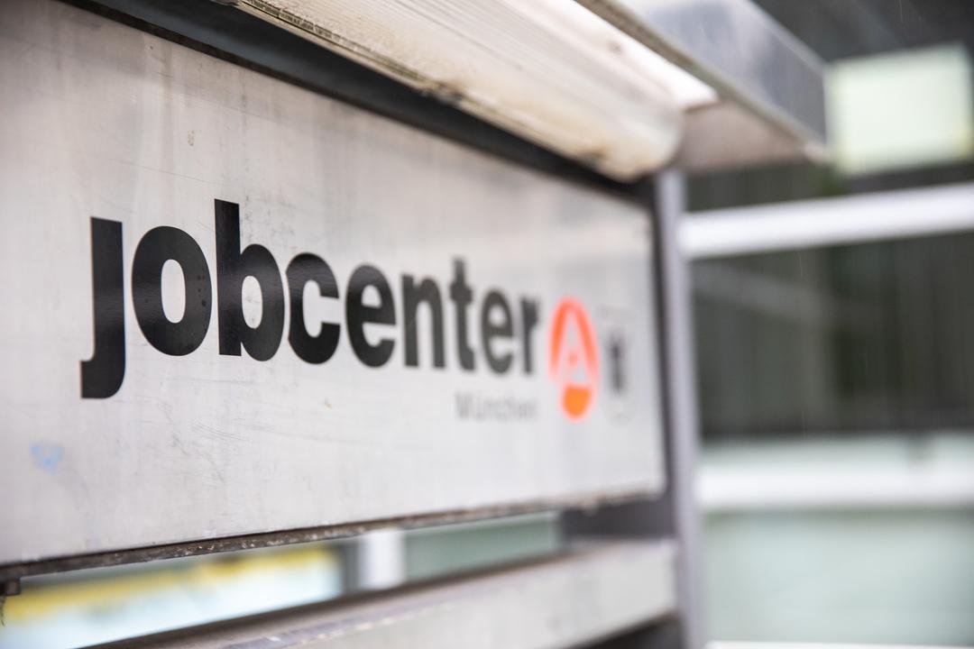 Auf einem Schild steht "Jobcenter". Daneben ist das Zeichen der Bundesagentur für Arbeit zu sehen. 