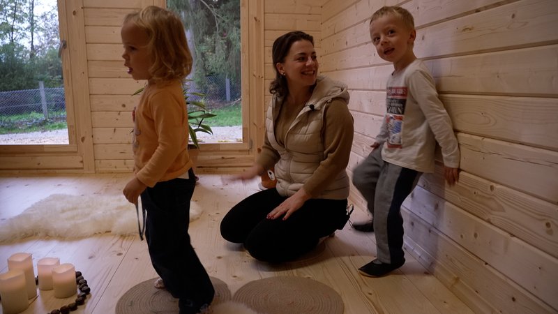 Das kleine Mädchen Marlene und der kleine Junge Jonas stehen zwischen Teresa Brem, der Kindergartenträgerin des Batzenhofener Waldkindergartens | Bild: BR/Eva Heime Das kleine Mädchen Marlene und der kleine Junge Jonas stehen zwischen Teresa Brem, der Kindergartenträgerin des Batzenhofener Waldkindergartens