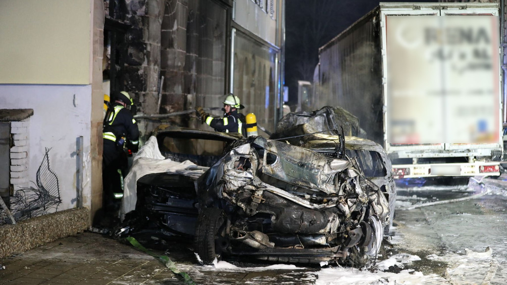 Ein Lkw hat in Fürth mehrere parkende Autos gerammt  - einige fingen dabei Feuer. 
