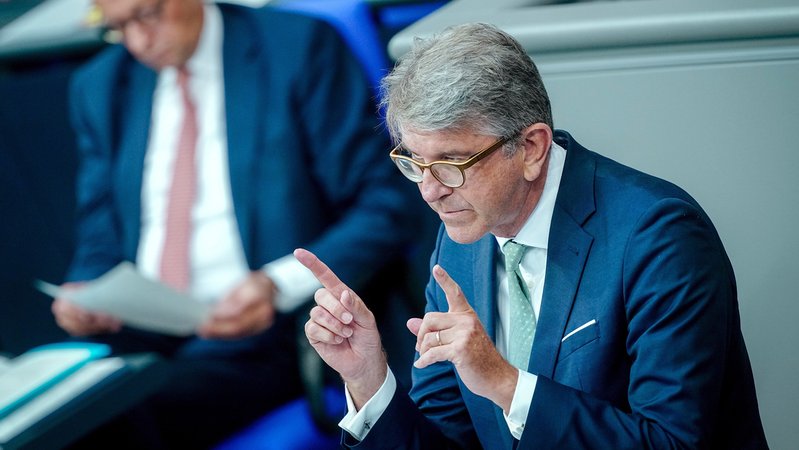 Der Bundeskulturstaatsminister hebt am Rednerpult die Hände | Bild: Kay Nietfeld/Picture Alliance Der Bundeskulturstaatsminister hebt am Rednerpult die Hände