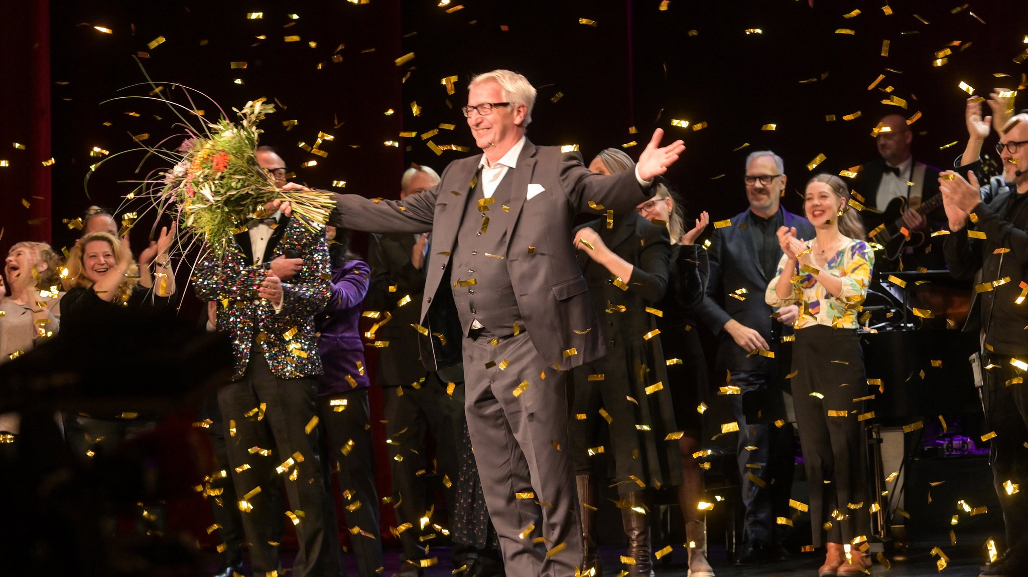 Werner Müller bei der Abschiedsgala im Konfettiregen.