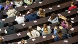 München: Studenten nehmen an einer Veranstaltung im Audimax der Ludwig-Maximilians-Universität teil. | Bild:dpa-Bildfunk/Peter Kneffel