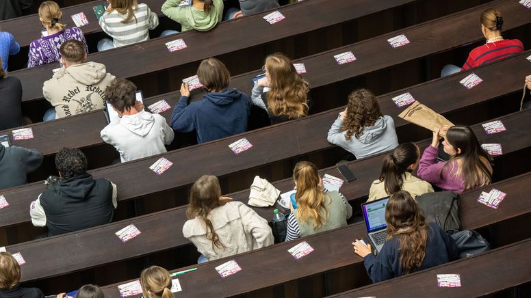 München: Studenten nehmen an einer Veranstaltung im Audimax der Ludwig-Maximilians-Universität teil. | Bild:dpa-Bildfunk/Peter Kneffel
