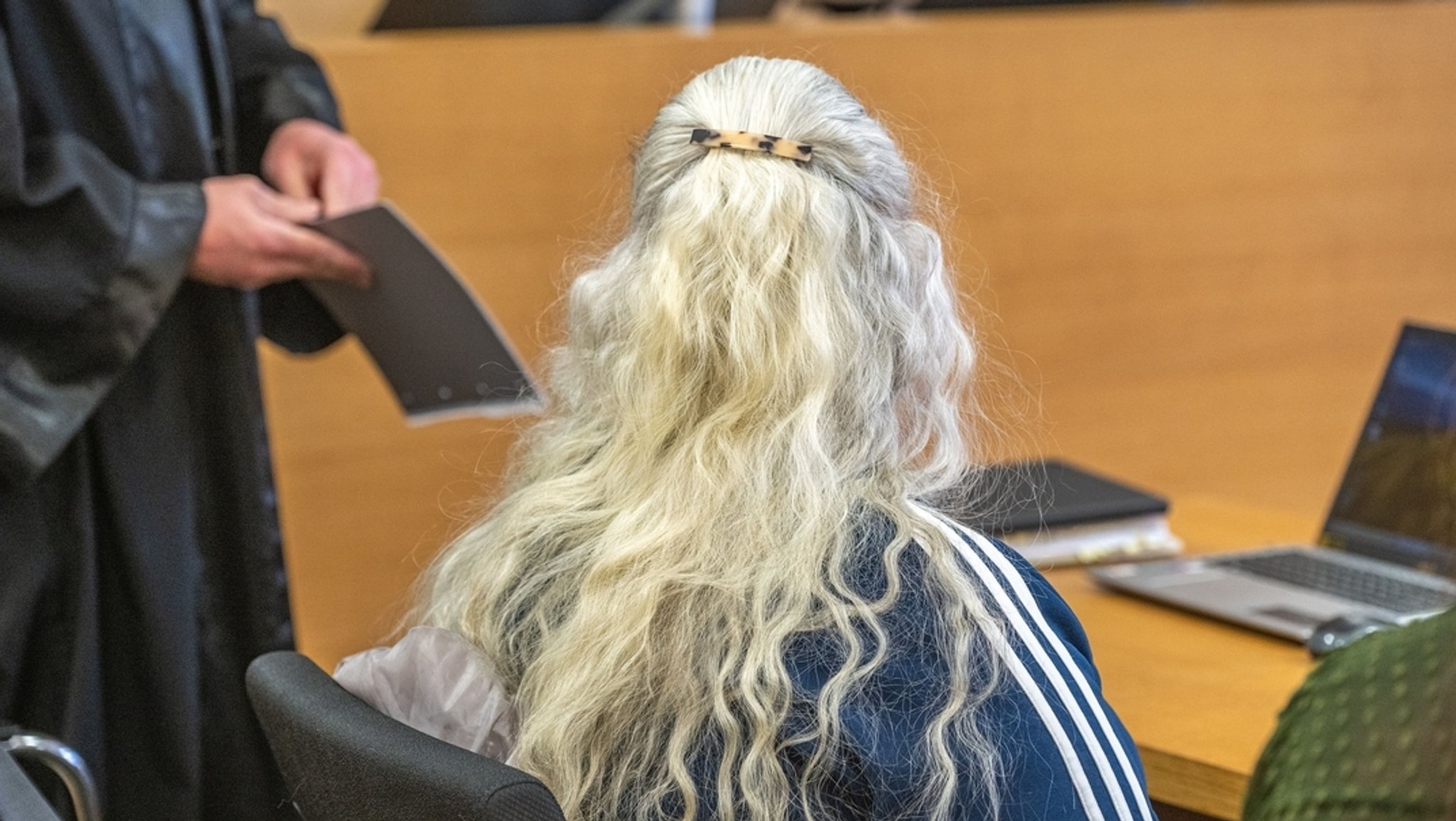 Die Angeklagte sitzt im Saal des Landgerichts Deggendorf.