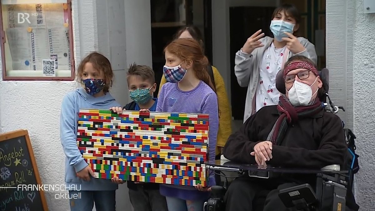 Montessori-Schüler bauen Lego-Rollstuhlrampe