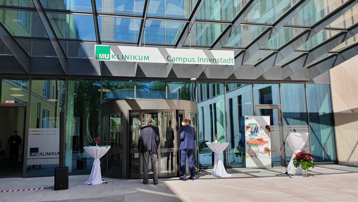 Eingang neue LMU-Portal-Klinik in München