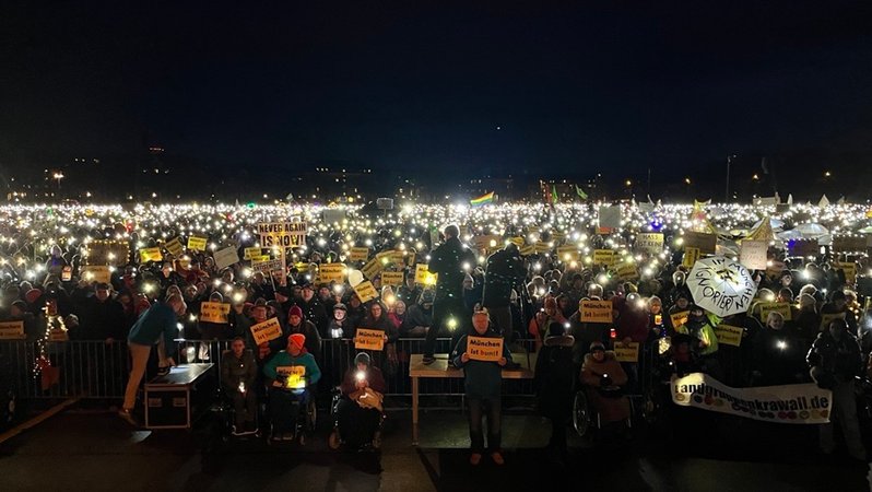 75.000 Demonstranten kamen auf die Theresienwiese, die Veranstalter sprechen von 300.000 Teilnehmenden beim "Lichtermeer für Demokratie"