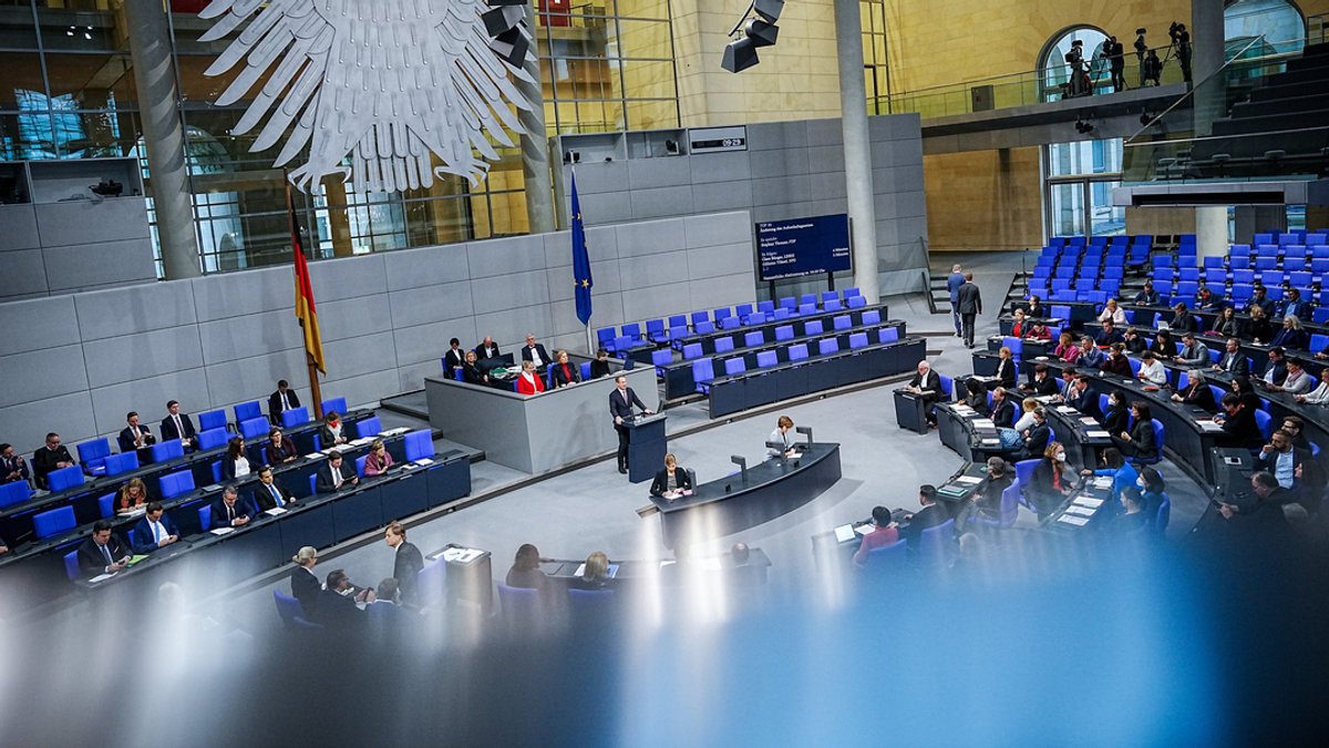 02.12.2022, Berlin: Die Bundestagsabgeordneten kommen im Plenum zur Sitzung zusammen Thema ist die 2./3. Lesung des Chancen-Aufenthaltsrechts und die Beschleunigung von Asylverfahren.