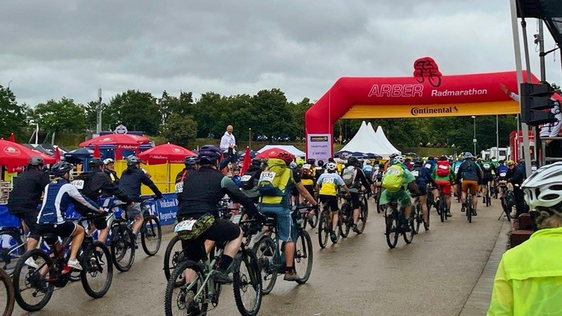 Startschuss für den Arber-Radmarathon 2024. | Bild: BR/Meike Föckersperger Startschuss für den Arber-Radmarathon 2024.