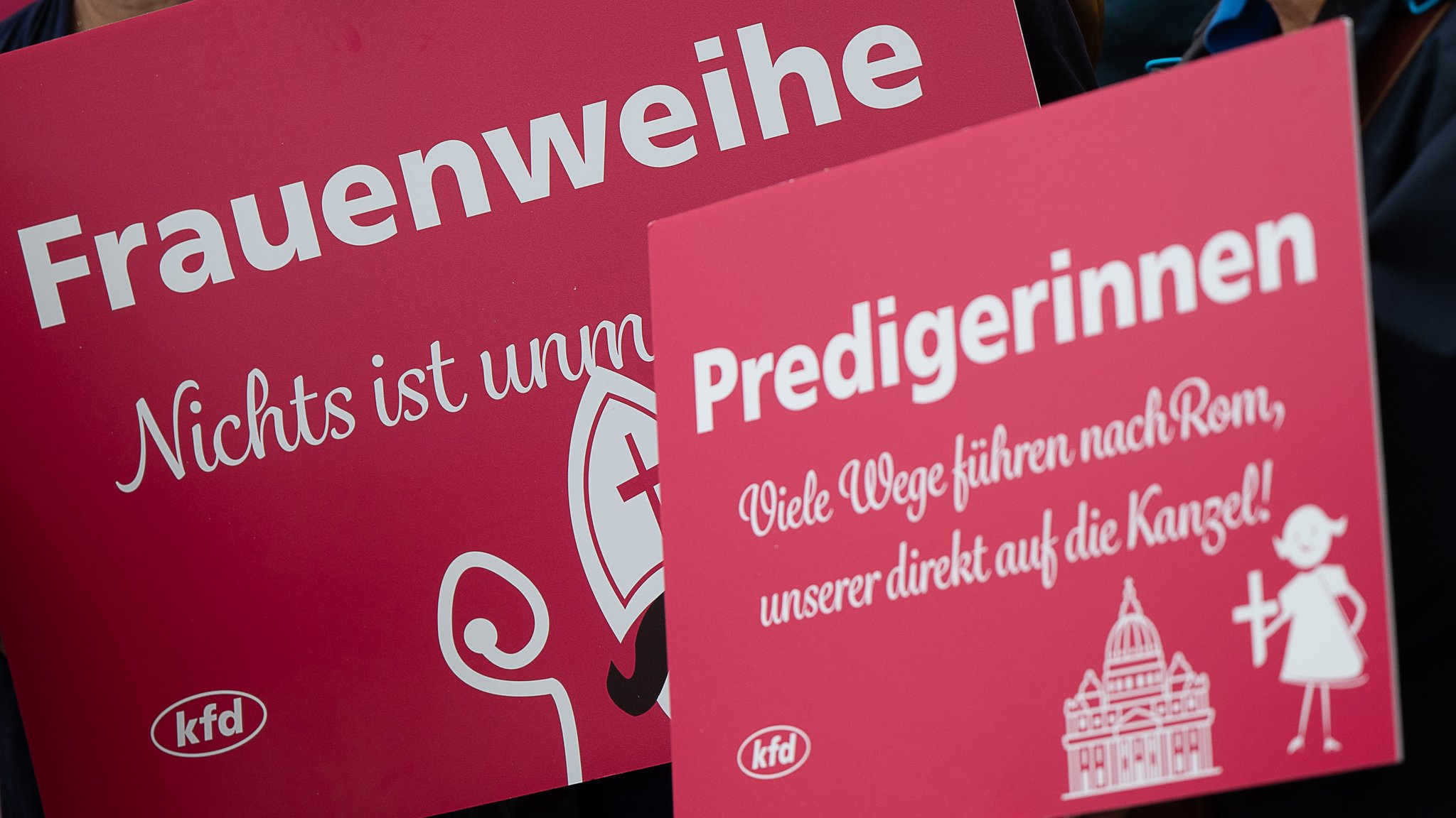 Plakate für das Frauenpriestertum in der katholischen Kirche. 