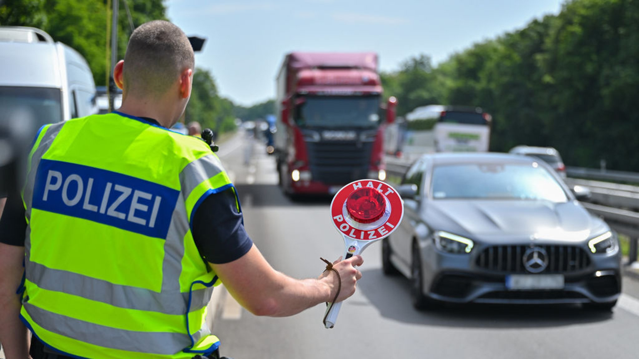 Union fordert Kanzler-Machtwort: Grenzkontrollen verlängern 