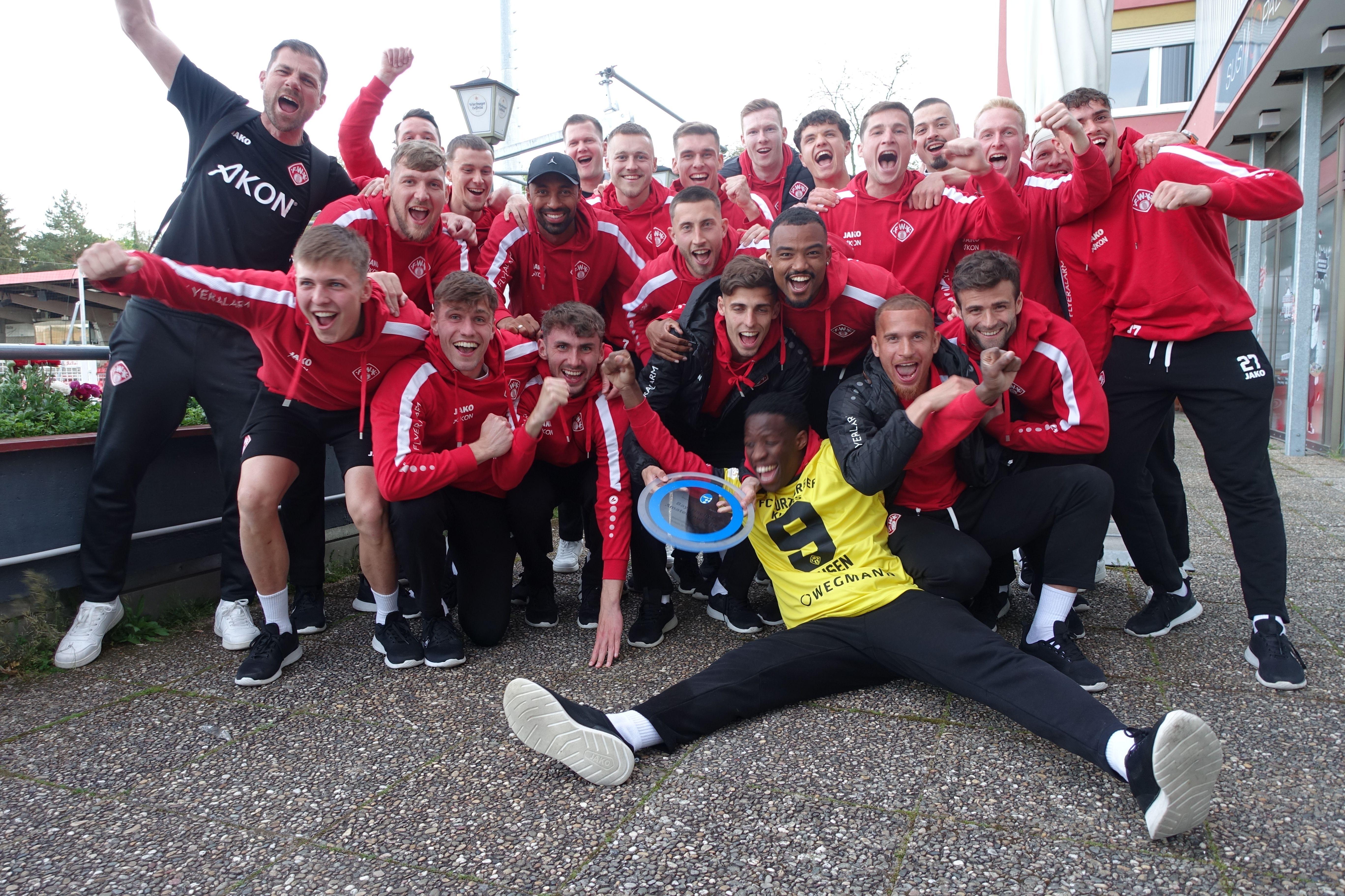 Die Mannschaft der Würzburger Kickers auf ihrem Vereinsgelände nach Rückkehr vom Auswärtsspiel in Nürnberg