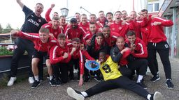 Die Mannschaft der Würzburger Kickers auf ihrem Vereinsgelände nach Rückkehr vom Auswärtsspiel in Nürnberg | Bild:BR / Wolfram Hanke
