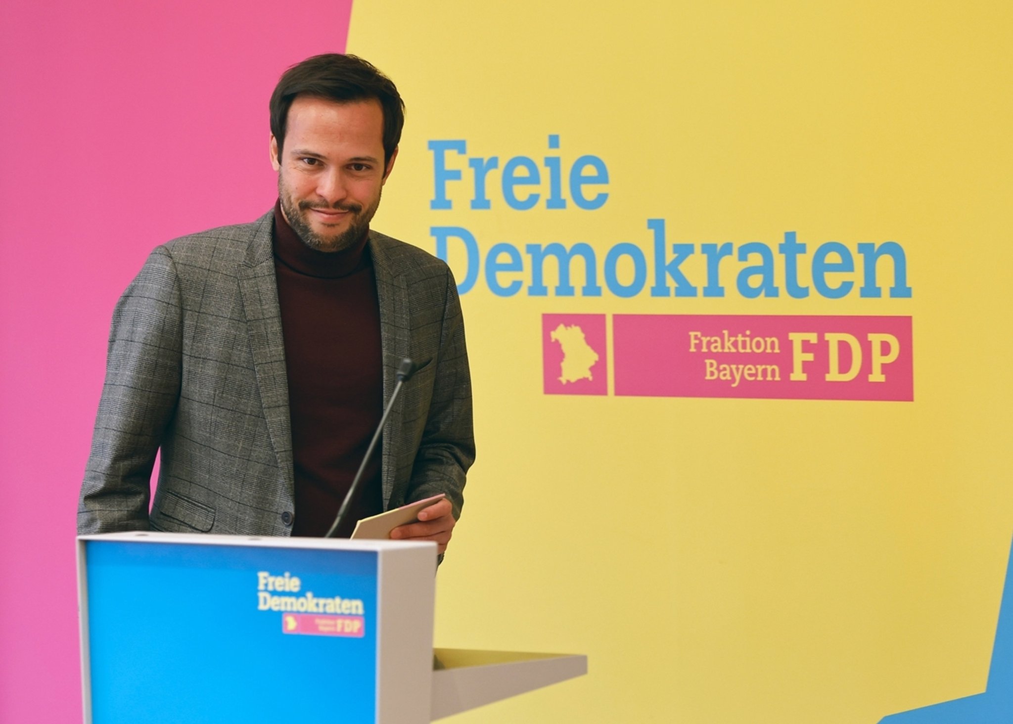 12.01.2023, Bayern, Seeon-Seebruck: Fraktionschef Martin Hagen spricht während einer Pressekonferenz zum Auftakt der Winterklausur der FDP-Fraktion im bayerischen Landtag. Im Fokus der Klausur im oberbayerischen Kloster Seeon stehen die Themen «Bezahlbares Wohnen sicherstellen und Wohneigentum ermöglichen» sowie «Innovation & Technologien fördern - neue Strategien für Bayerns Wissenschaft & Wirtschaft». Foto: Uwe Lein/dpa +++ dpa-Bildfunk +++