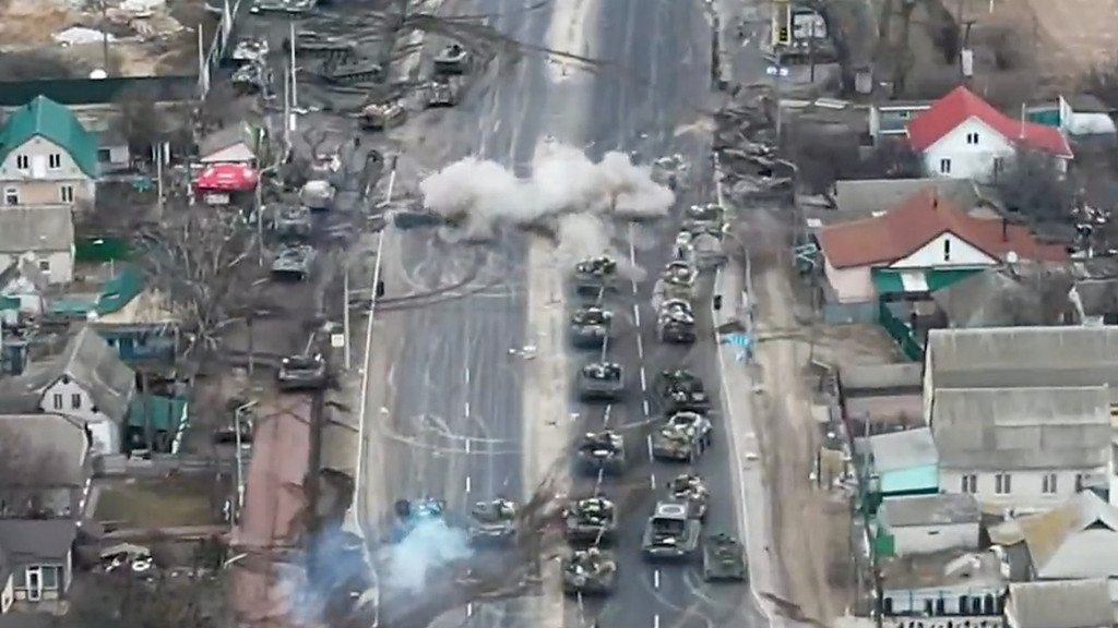 Russische Panzerkolonne bei Kiew unter Beschuss durch die ukrainische Armee