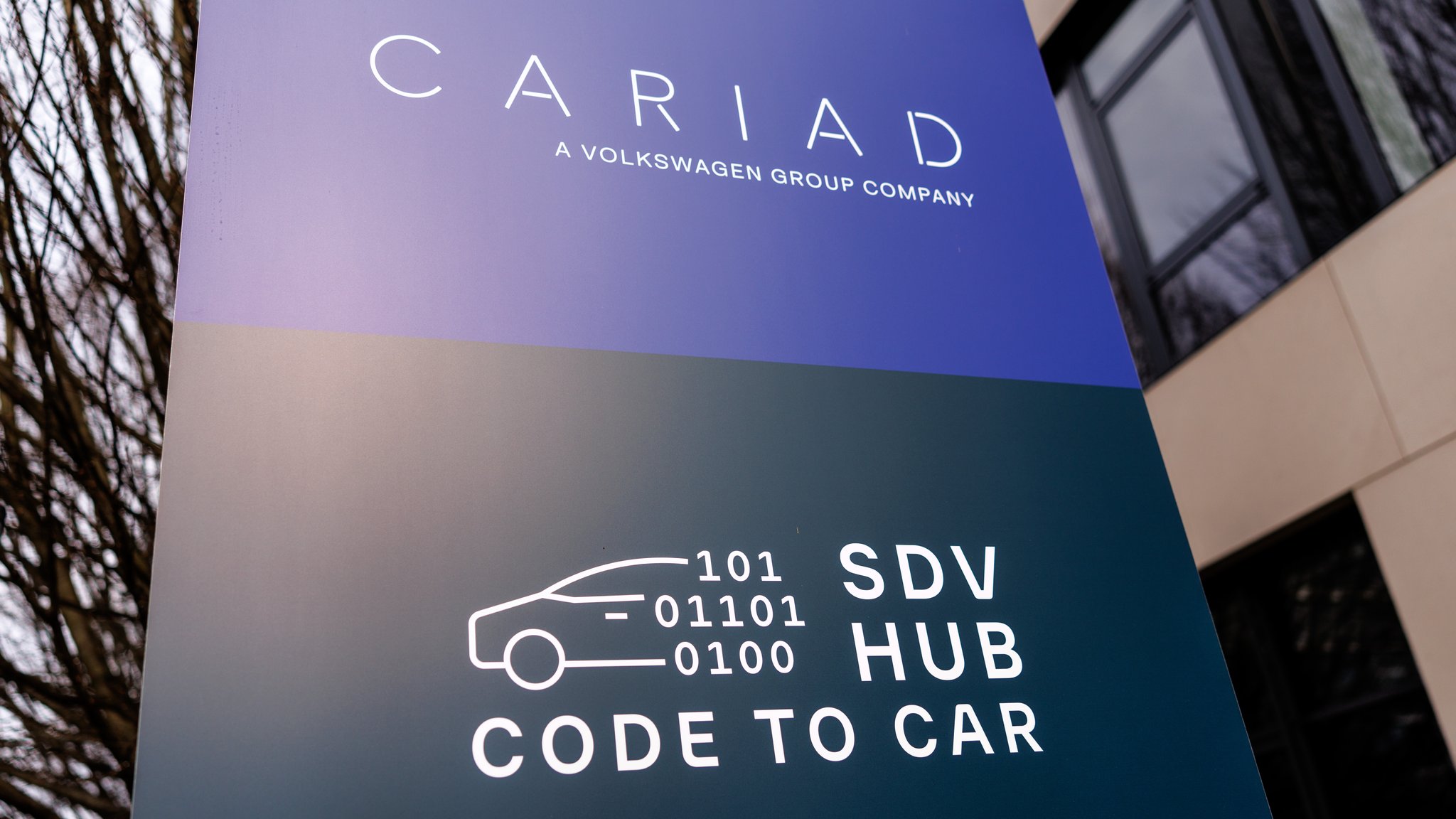 Das Logo der Cariad SE, der Automotive-Software-Marke im Volkswagen-Konzern, mit dem Schriftzug "A Volkswagen Group Company" | Bild: picture alliance/dpa | Matthias Balk Das Logo der Cariad SE, der Automotive-Software-Marke im Volkswagen-Konzern, mit dem Schriftzug "A Volkswagen Group Company"