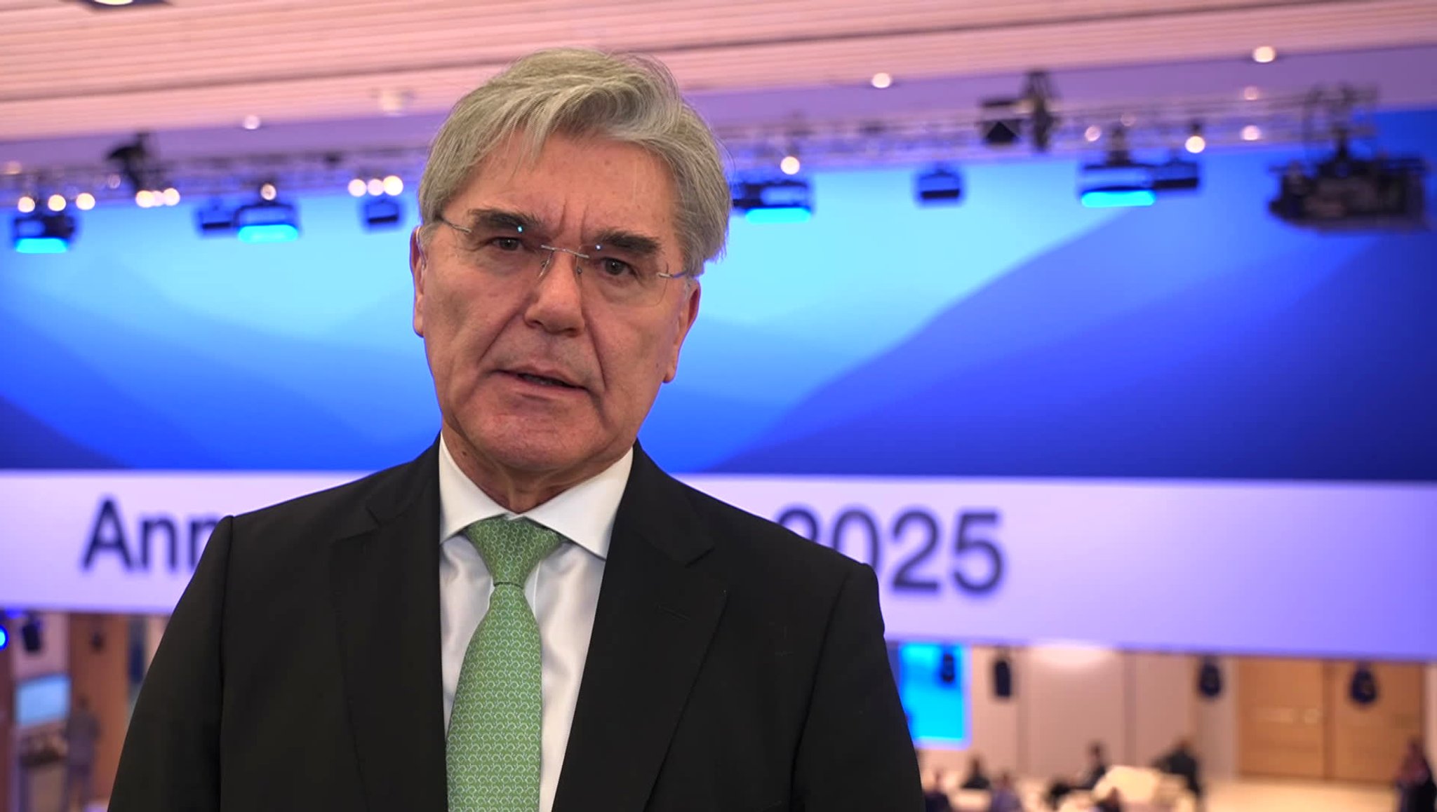 Wie beurteilt Ex-Siemens-Chef Joe Kaeser die Performance von Bundeswirtschaftsminister Robert Habeck in den vergangenen drei Jahren?