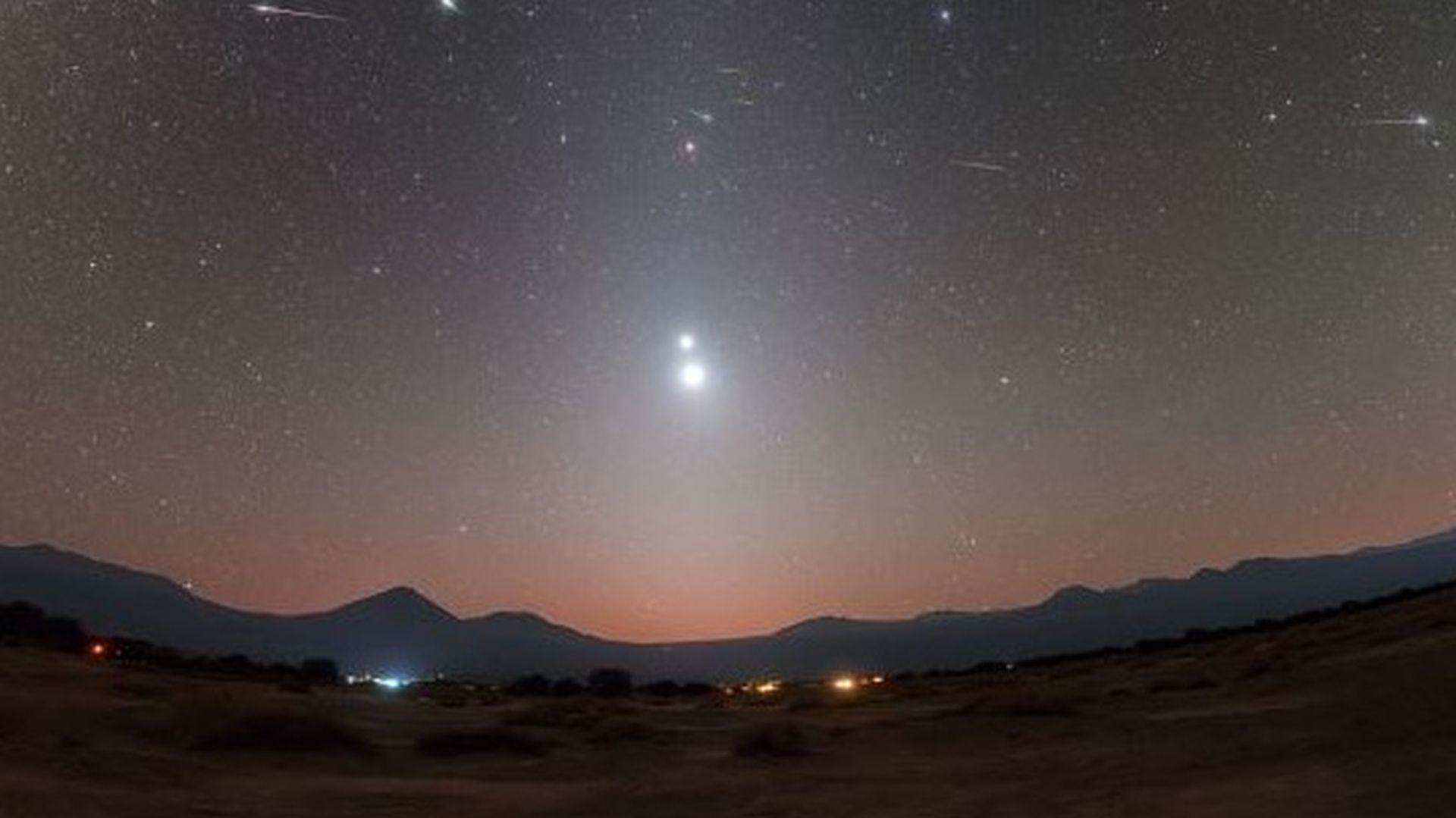 Astrolexikon: Asteroiden & Co / Meteor-Schauer über der chilenischen Wüste.
