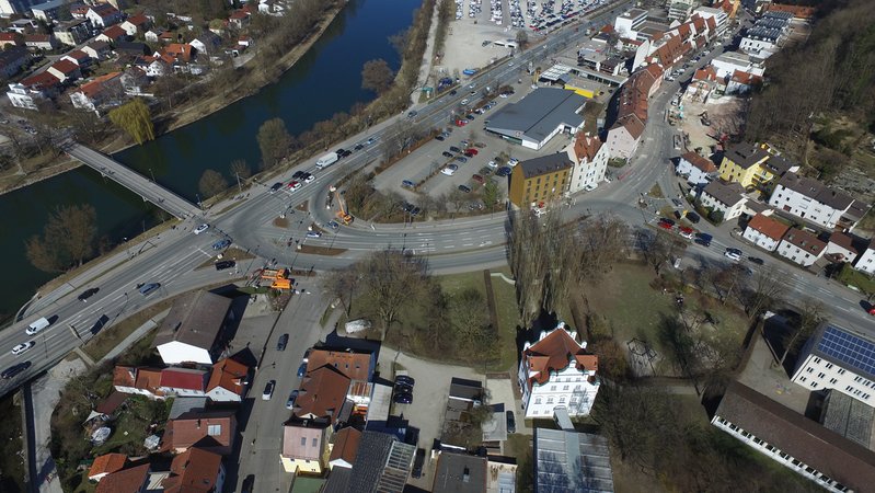 Luftbild auf den Landshuter Verkehrsknotenpunkt Kupfereck, wo die B15 und die B11 zusammentreffen