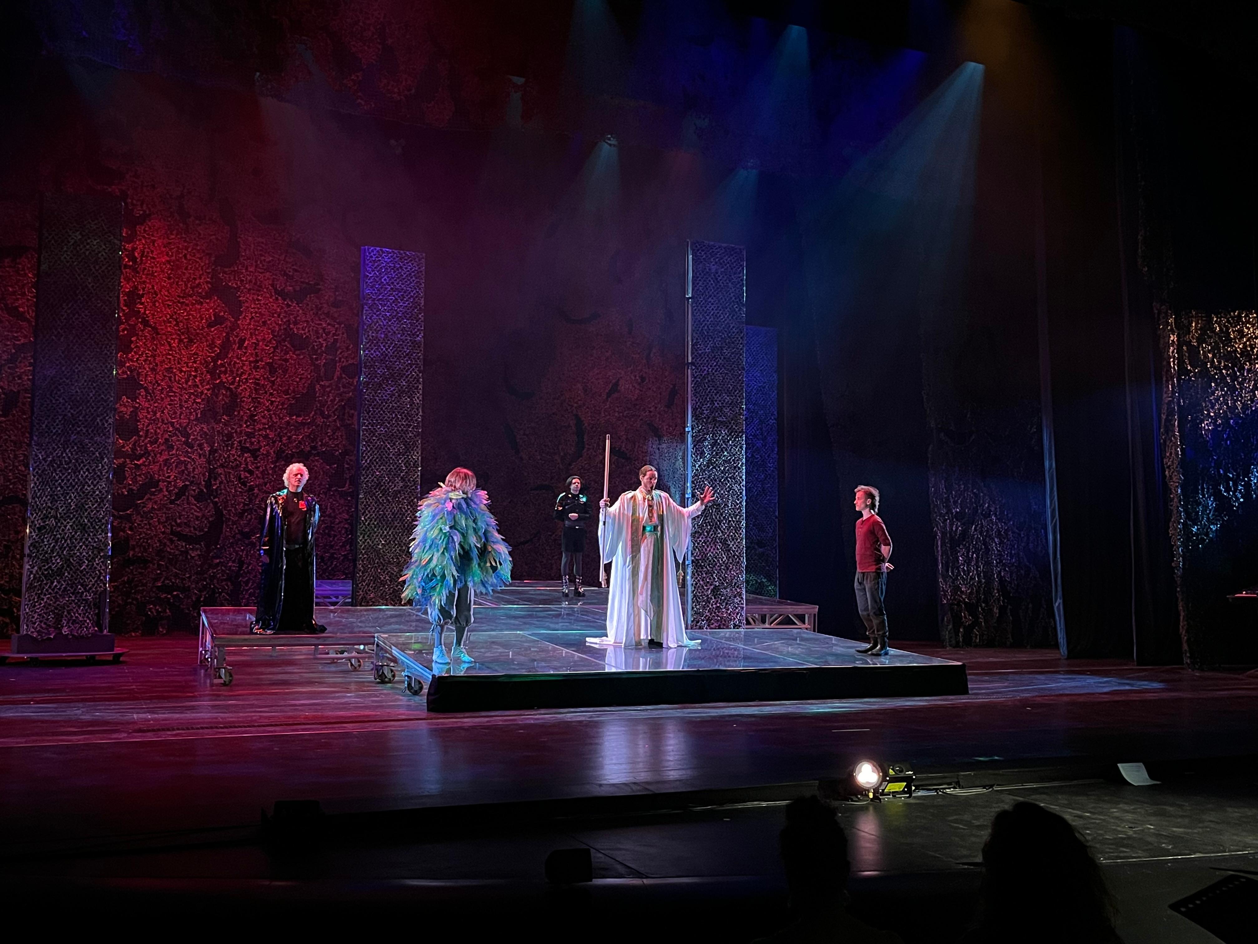 Bühnenbild des neuen Zauberflöten-Musicals mit Zauberer Sarastro und den beiden Hauptfiguren Papageno und Tamino. 