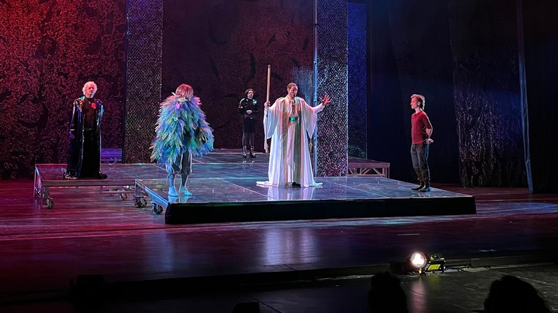 Bühnenbild des neuen Zauberflöten-Musicals mit Zauberer Sarastro und den beiden Hauptfiguren Papageno und Tamino. 
