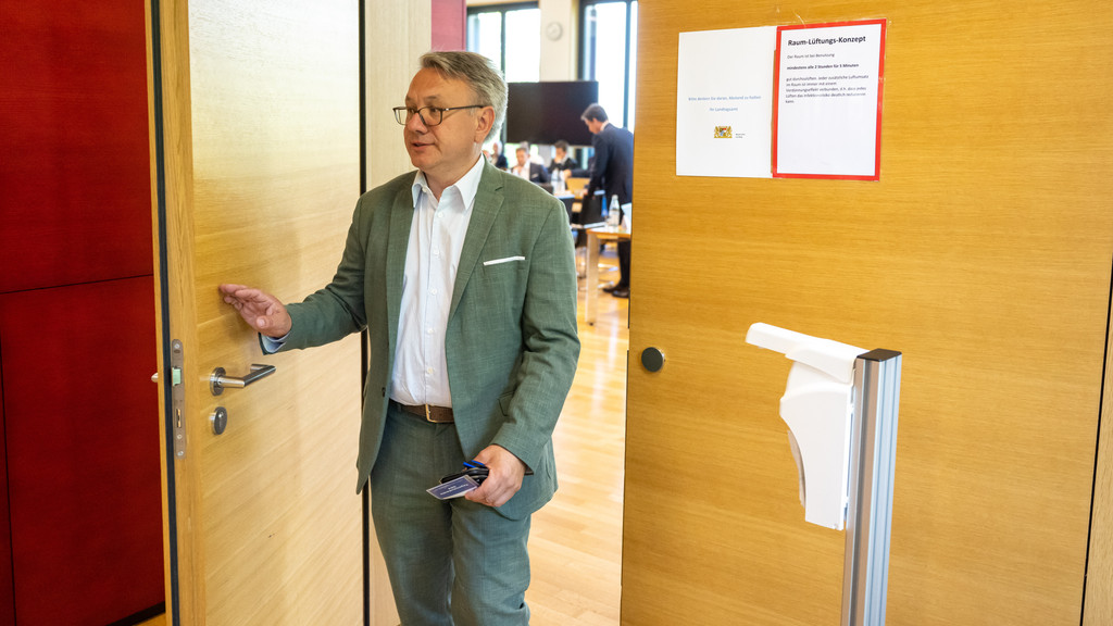 12.05.22: Der langjährige CSU-Abgeordnete Georg Nüßlein verlässt die Sitzung des Masken-Ausschusses im Landtag.