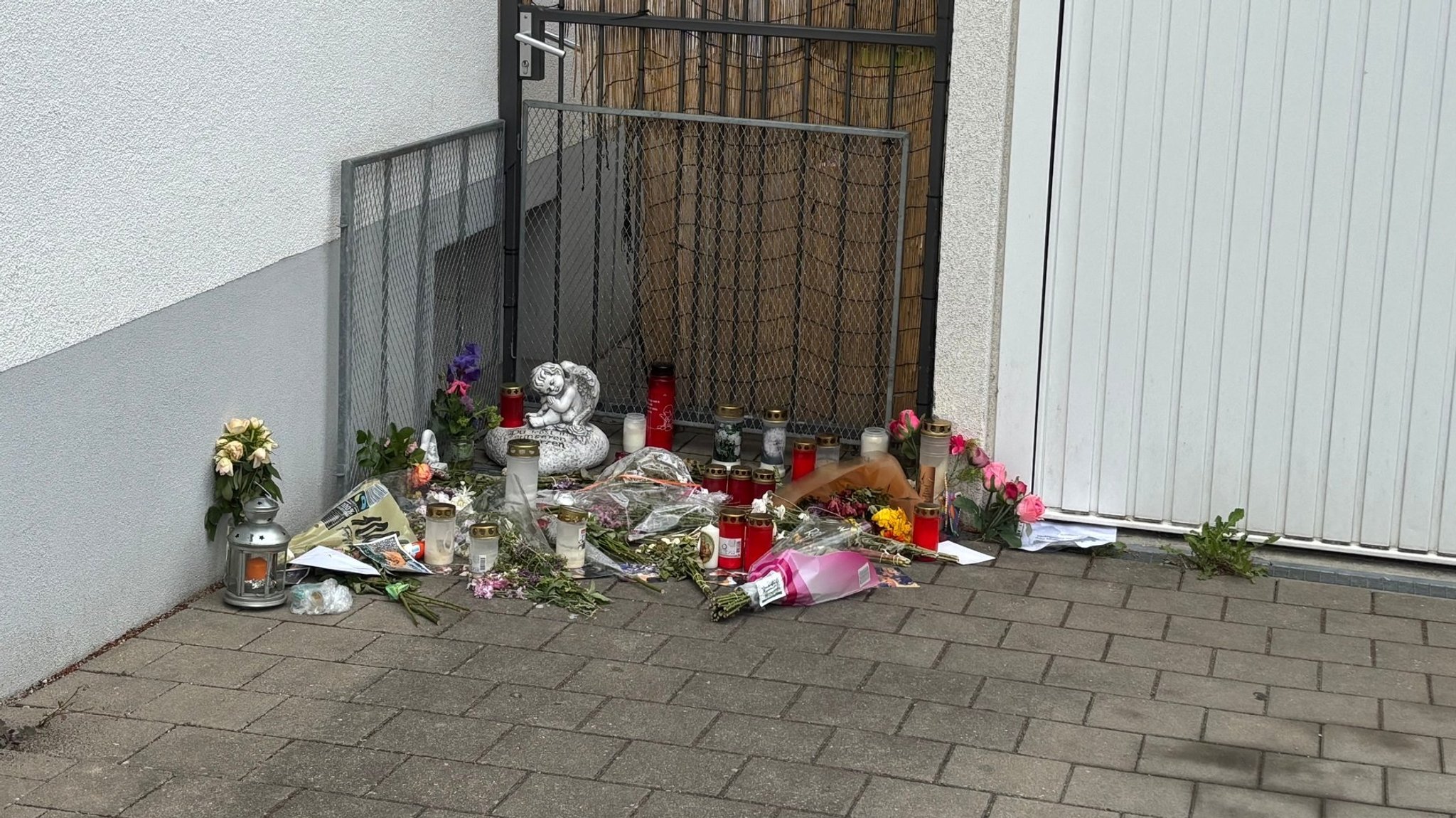 Vor dem Wohnhaus der Ermordeten in Augsburg-Haunstetten wurden nach der Tat Blumen niedergelegt. 