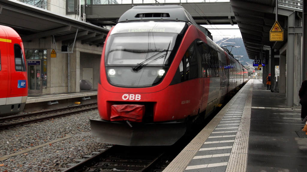 Zug der ÖBB steht am Bahnhof in Lindau