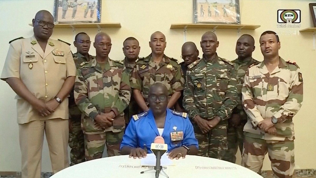 Soldaten im Niger verkünden nach Putsch Machtübernahme.