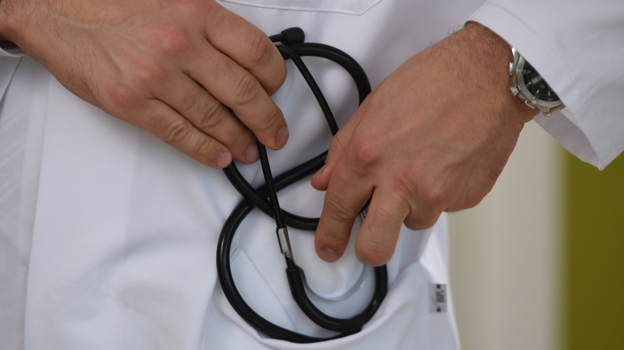 Ein Arzt hält ein Stethoskop in der Hand. | Bild: dpa-Bildfunk/Patrick Seeger Ein Arzt hält ein Stethoskop in der Hand.