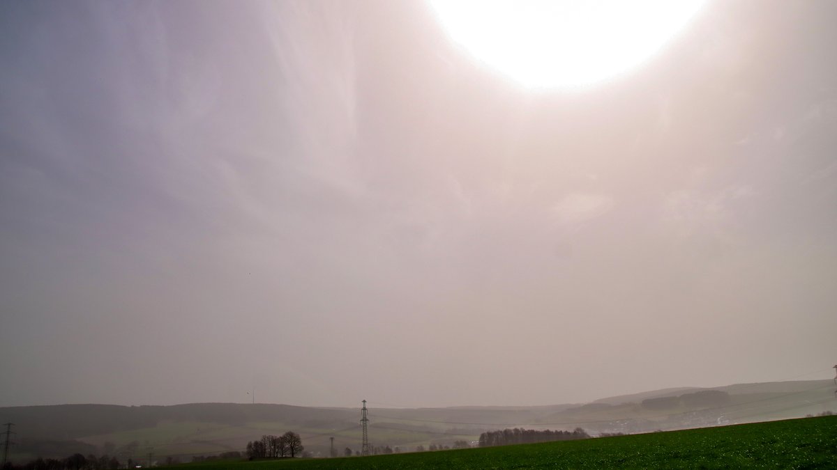 20.03.2024: Saharastaub lässt die Sonne milchig und getrübt erscheinen (Aufnahme mit einer Drohne). 